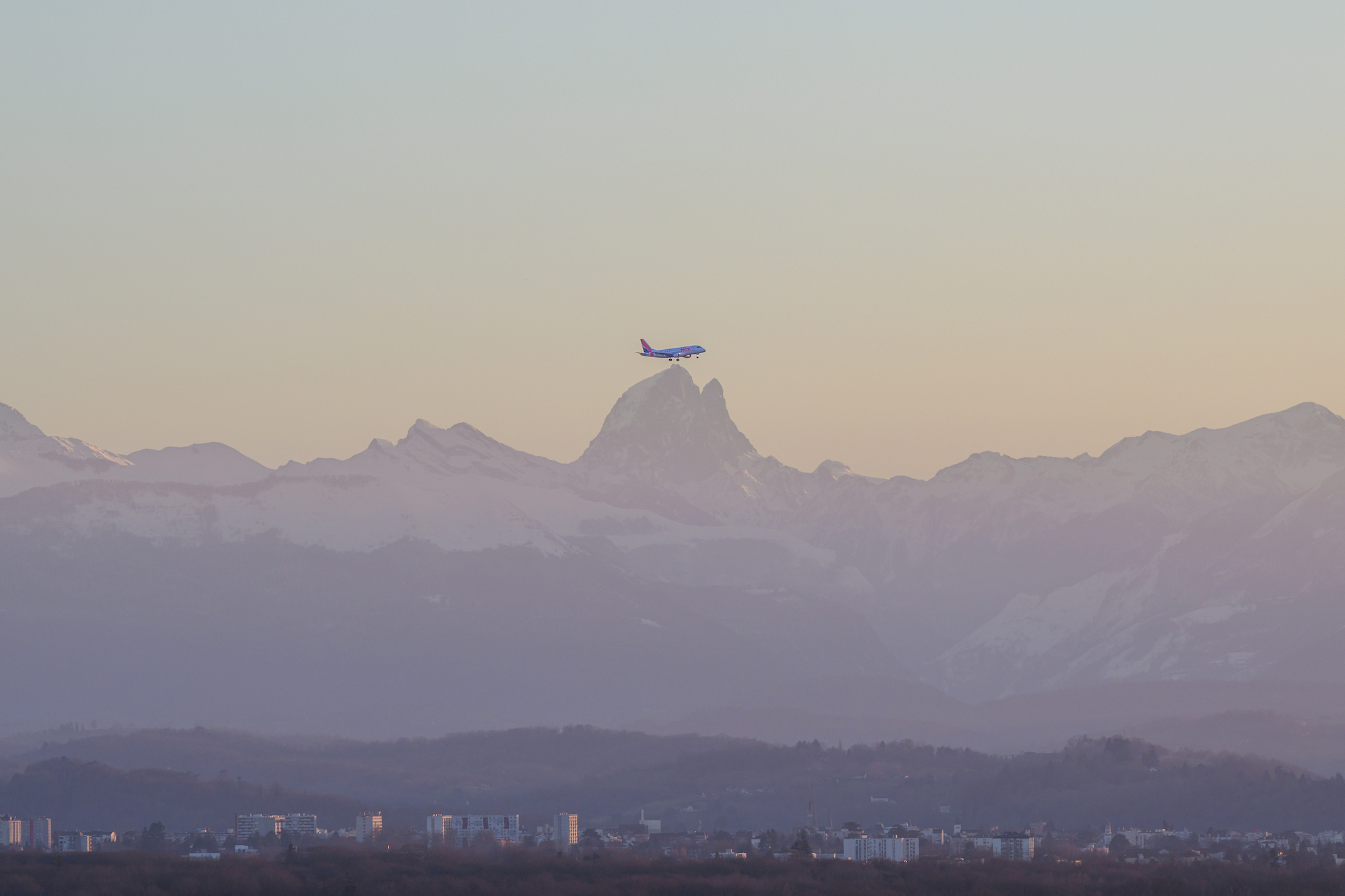 L'avion sur l'Ossau, la chaîne de Pyrénées et  pau vus depuis les côteaux 